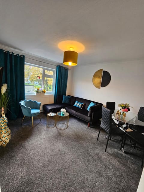 Large Stylish 2 Bedroom Apartment Stevenage Sleep 6 Apartment in Stevenage