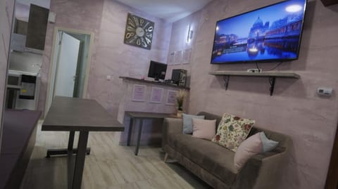 TV and multimedia, Living room, Lobby or reception, Seating area, Non alcoholic drinks, hair dresser