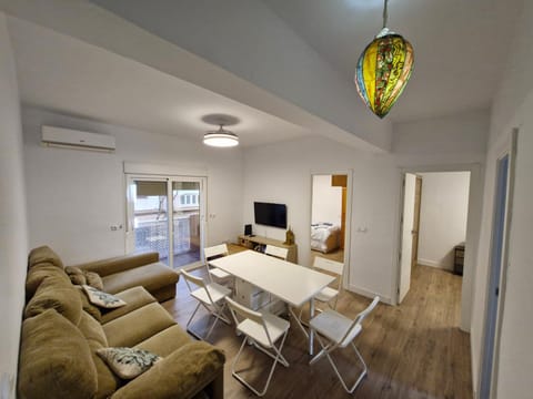 Communal lounge/ TV room, TV and multimedia, Living room, Seating area, Dining area, air conditioner