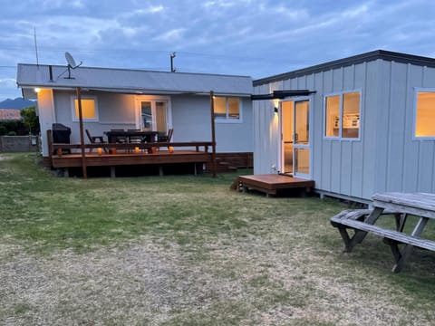 Property building, Garden, Garden, Dining area