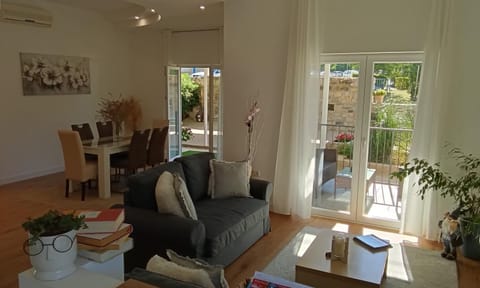 Living room, Seating area, Dining area, air conditioner