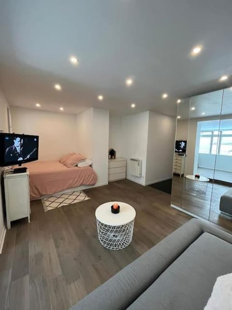Bed, TV and multimedia, Photo of the whole room