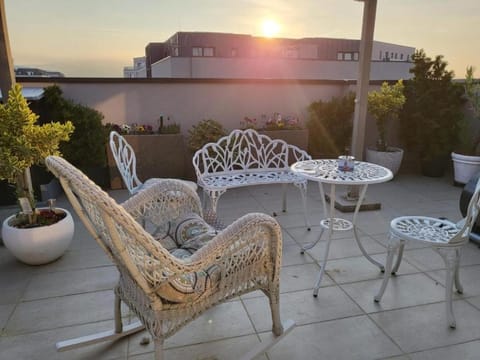 Patio, Balcony/Terrace, Seating area