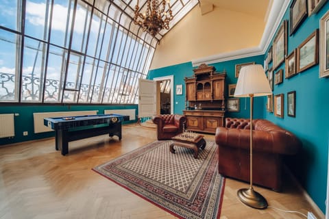 Billiard, Living room, Seating area