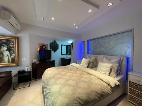 Bed, TV and multimedia, Photo of the whole room, Bedroom, air conditioner