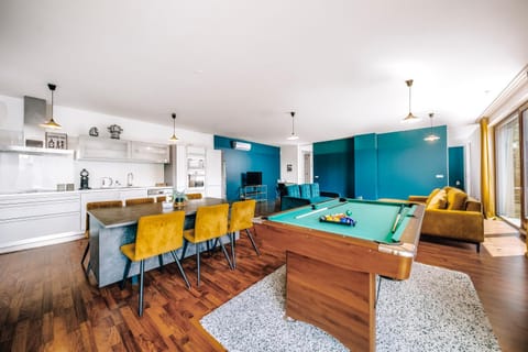 Billiard, Seating area, Dining area