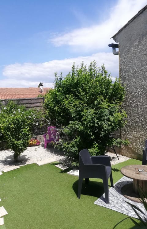 Petit cocon avec terrasse Apartment in L'Isle-sur-la-Sorgue