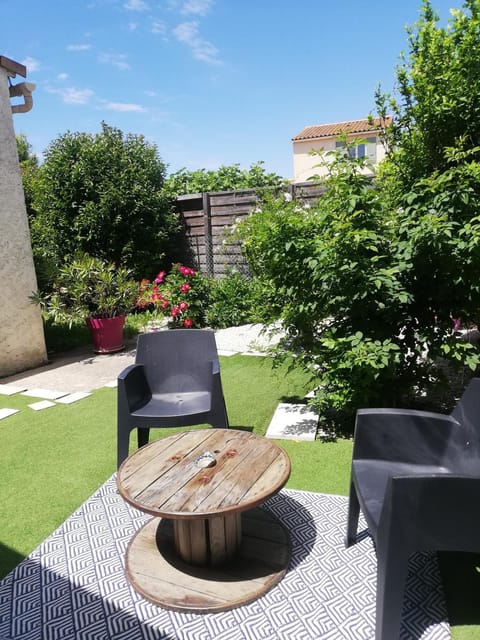 Petit cocon avec terrasse Apartment in L'Isle-sur-la-Sorgue