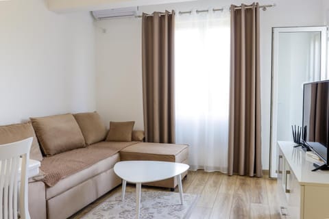 TV and multimedia, Living room, Seating area, hair dresser