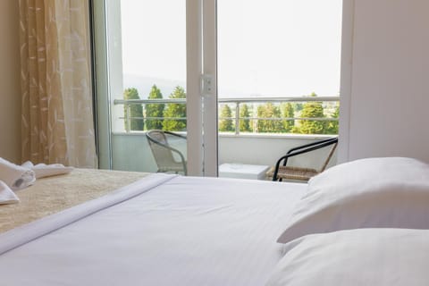 Bed, View (from property/room), Balcony/Terrace, Photo of the whole room, Bedroom