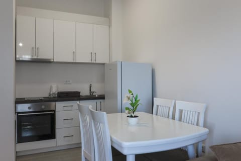 Kitchen or kitchenette, Dining area, pet friendly, stove