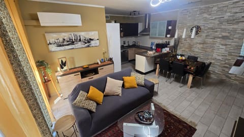 Kitchen or kitchenette, Living room, Seating area, Dining area, stove