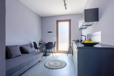 Kitchen or kitchenette, Living room, Seating area, Dining area, stove