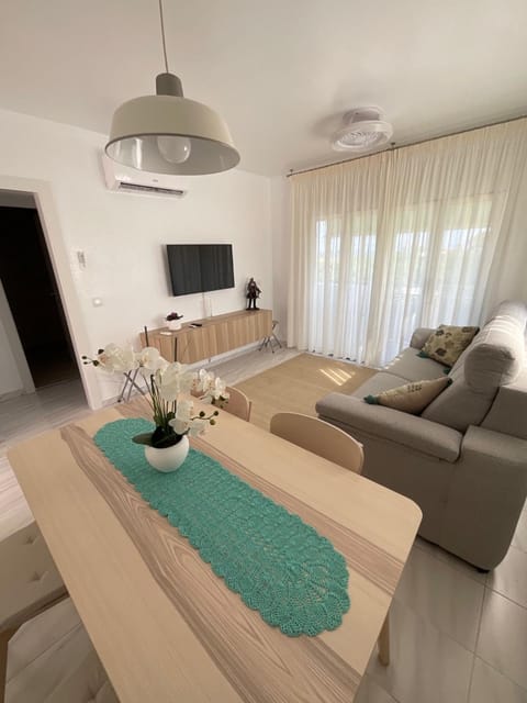 Bed, TV and multimedia, Living room, Seating area