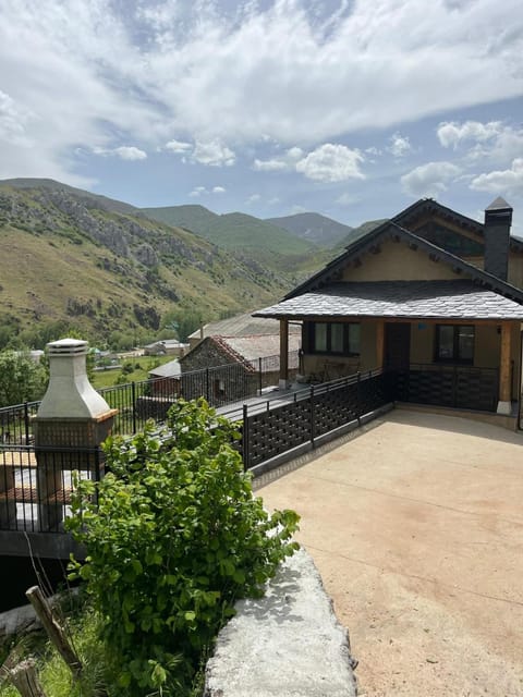 Property building, Patio, Spring, Day, Natural landscape, Mountain view