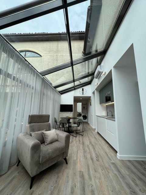 Kitchen or kitchenette, Living room, Seating area, Dining area