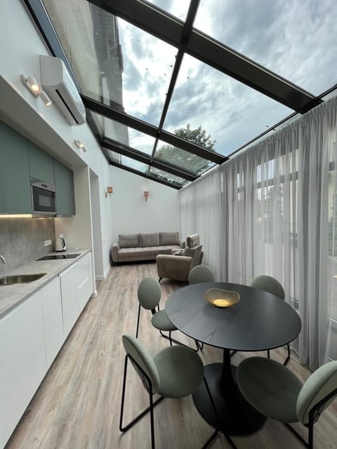 Kitchen or kitchenette, Living room, Seating area, Dining area