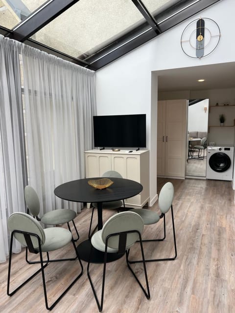 Communal lounge/ TV room, TV and multimedia, Kitchen or kitchenette, Living room, Dining area