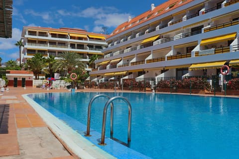 Property building, Pool view, Swimming pool, sunbed