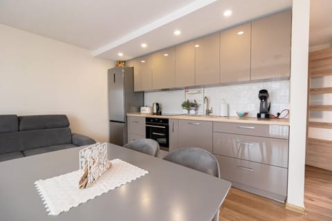 Kitchen or kitchenette, Living room, Seating area, Dining area, pet friendly, stove