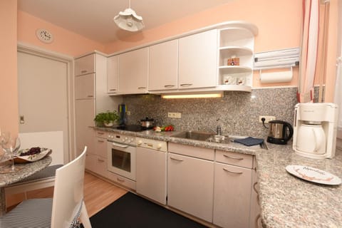 Coffee/tea facilities, Kitchen or kitchenette, Food and drinks, Dining area, Food, dishwasher, minibar, pet friendly, stove, toaster