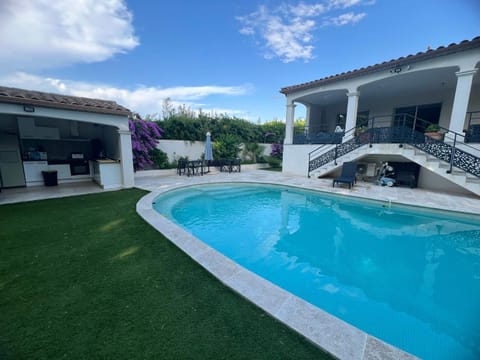 Les Acacias Apartment in Nimes