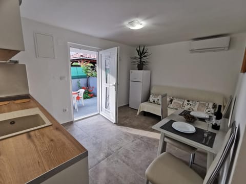 Kitchen or kitchenette, Living room, Seating area, Dining area