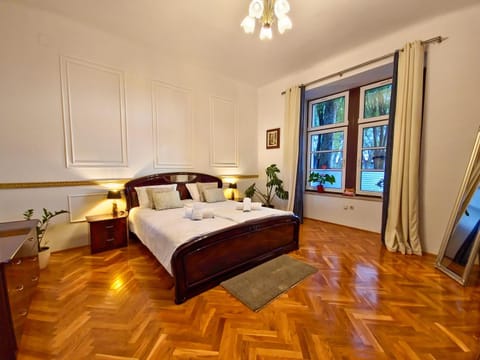 Bed, Day, Photo of the whole room, Bedroom, Time of day, air conditioner