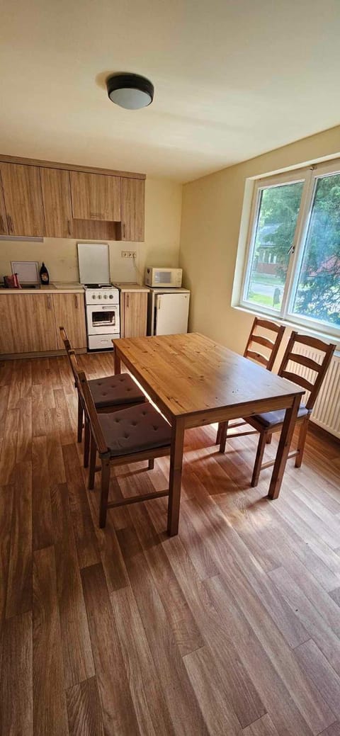 Kitchen or kitchenette, Dining area, minibar, pet friendly