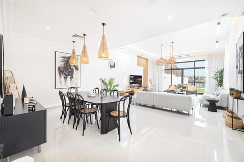 Property building, Facade/entrance, Activities, Seating area, Evening entertainment, Guests, Swimming pool, Entertainment, Entertainment, Breakfast, furniture, furniture