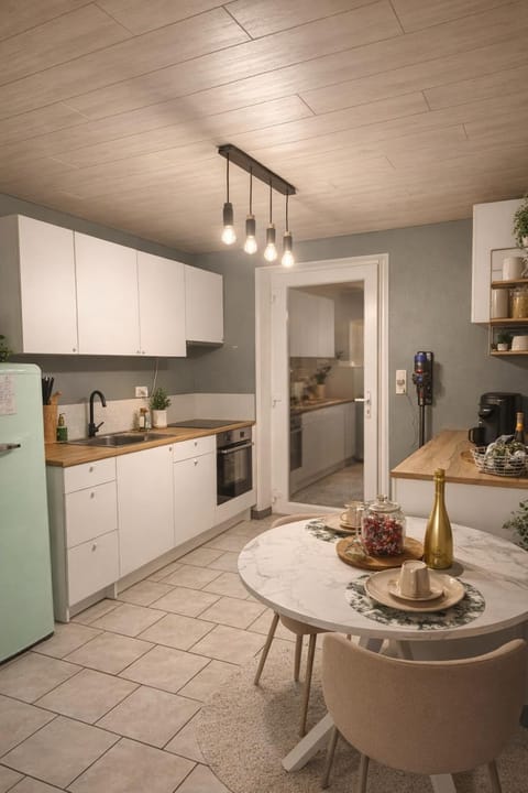 Kitchen or kitchenette, Dining area