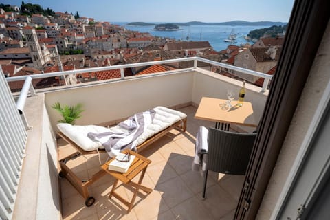 View (from property/room), Balcony/Terrace, Seating area, City view, Sea view