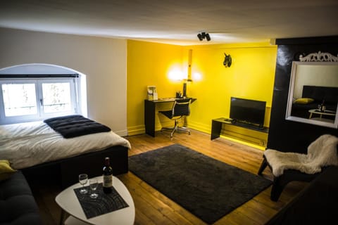 Bed, TV and multimedia, Living room, Photo of the whole room, Seating area, Bedroom