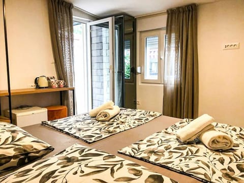 Bed, Bedroom, towels