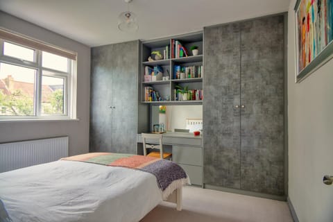 Bed, Library, Photo of the whole room, Bedroom, Garden view, hair dresser