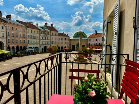 Property building, Nearby landmark, Day, Neighbourhood, View (from property/room), Balcony/Terrace, City view, Landmark view, Landmark view, Street view, Shopping Area, Location