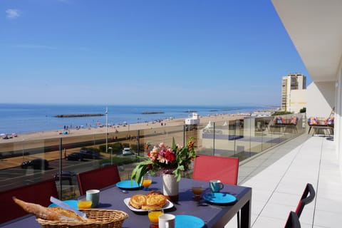 Natural landscape, Balcony/Terrace, Food and drinks, Beach, Food, Sea view, Drinks