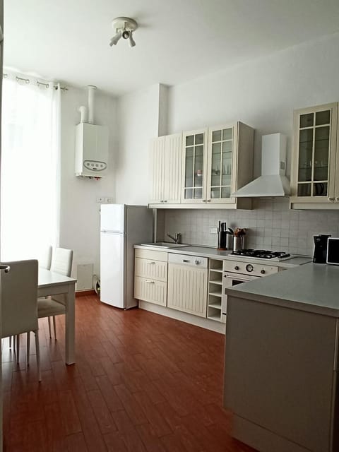 Kitchen or kitchenette, Dining area, dishwasher, minibar, pet friendly, stove