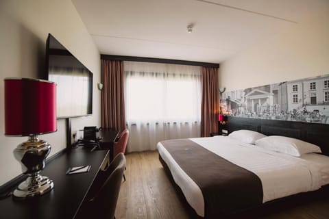 Bed, TV and multimedia, Bedroom