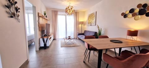 TV and multimedia, Kitchen or kitchenette, Living room, Seating area, Dining area