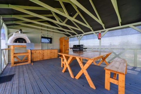Communal lounge/ TV room, BBQ facilities, TV and multimedia