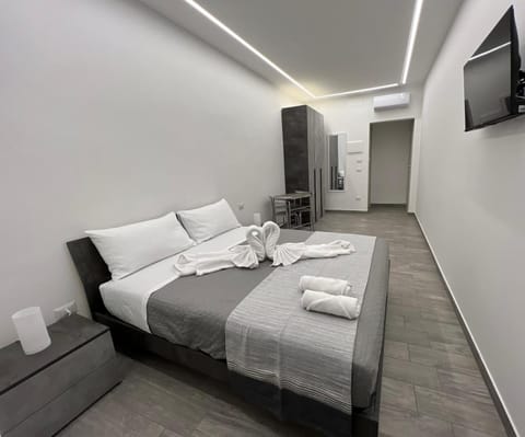Bed, TV and multimedia, Photo of the whole room, Bedroom, towels, wardrobe, air conditioner