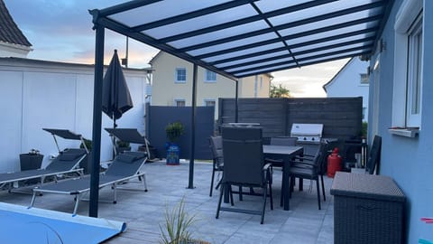 Patio, BBQ facilities, Balcony/Terrace, Seating area, Dining area, Swimming pool