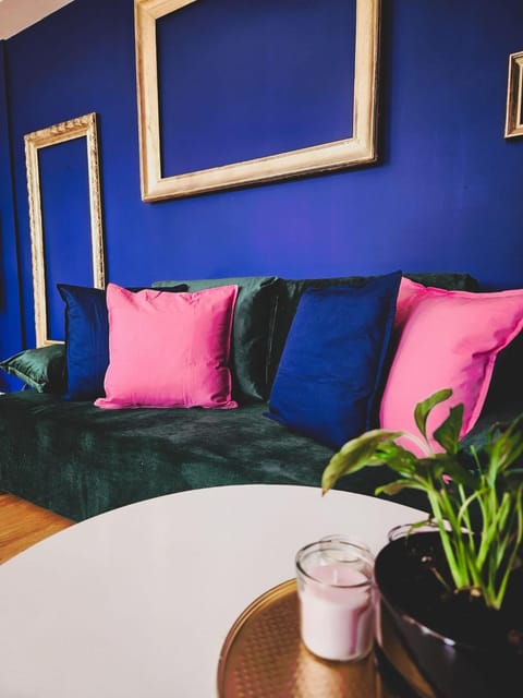 Bed, Living room, Photo of the whole room, Seating area, Bedroom