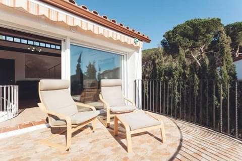 View (from property/room), Balcony/Terrace, Seating area, sunbed