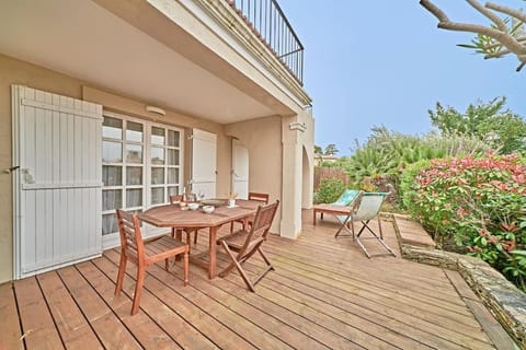 Property building, Patio, Day