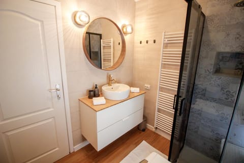 Shower, Bathroom, towels