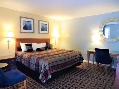 Shower, Toilet, Bed, heating, internet, locker, minibar, towels, air conditioner