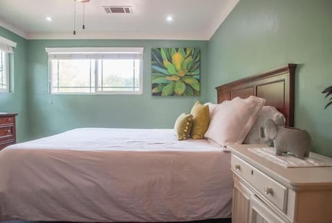 Sequoia Basecamp with Hot Tub Oasis House in Visalia