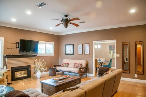 Sequoia Basecamp with Hot Tub Oasis House in Visalia